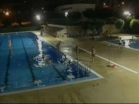 Piscinas abiertas de madrugada para soportar el calor