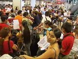 Medio millar de viajeros llevan tres días sin poder volar en Barajas