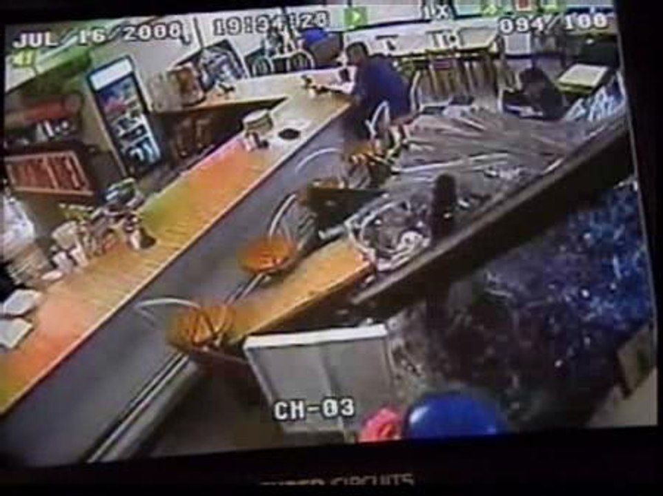 Un coche se empotra contra un bar y arrastra a un cliente
