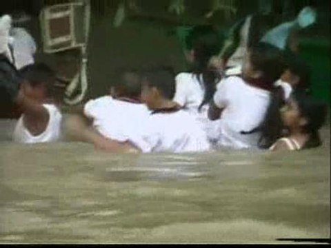 300 escolares de Colombia cruzan a pie un río a diario para ir al colegio