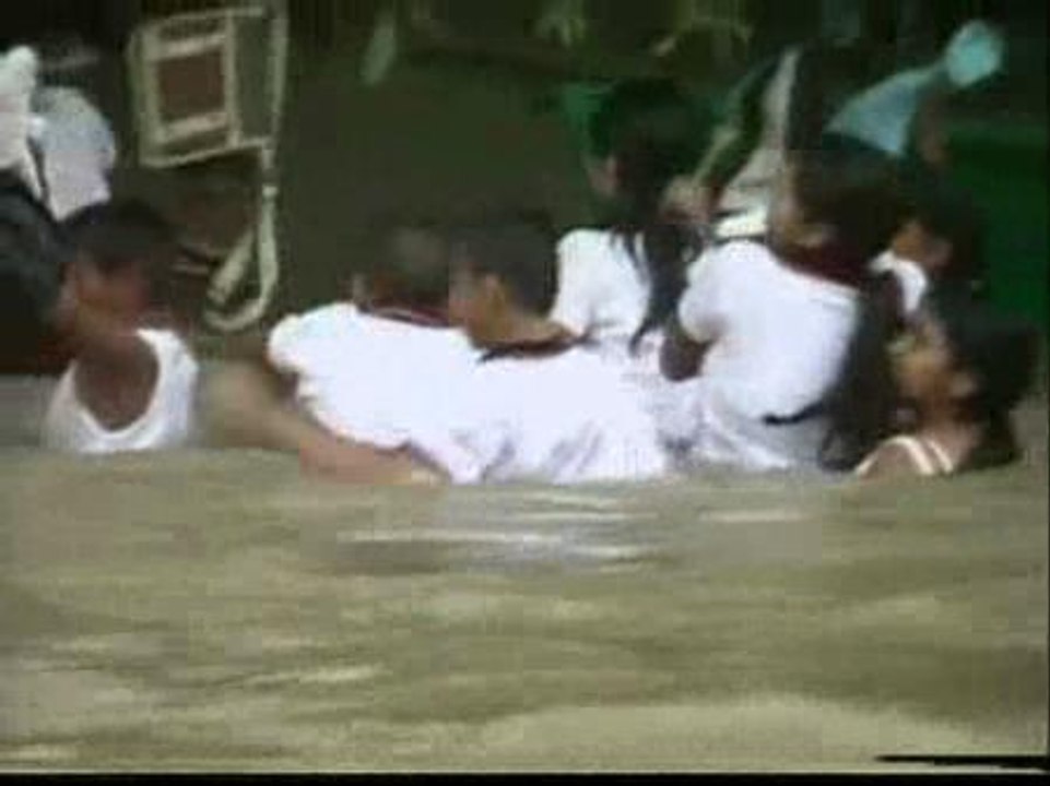 300 escolares de Colombia cruzan a pie un río a diario para ir al colegio