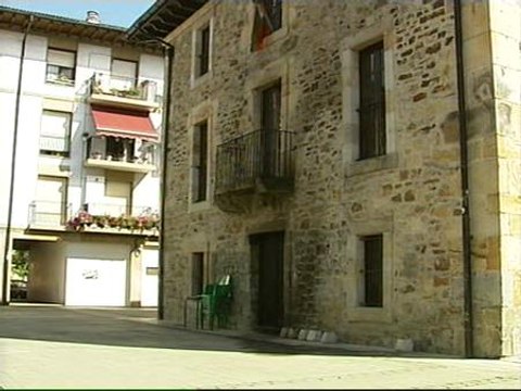 Un grupo de desconocidos ataca un batzoki del PNV en Elorrio