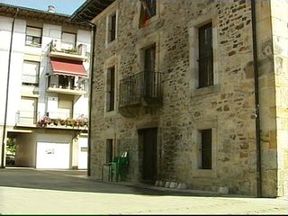 Un grupo de desconocidos ataca un batzoki del PNV en Elorrio