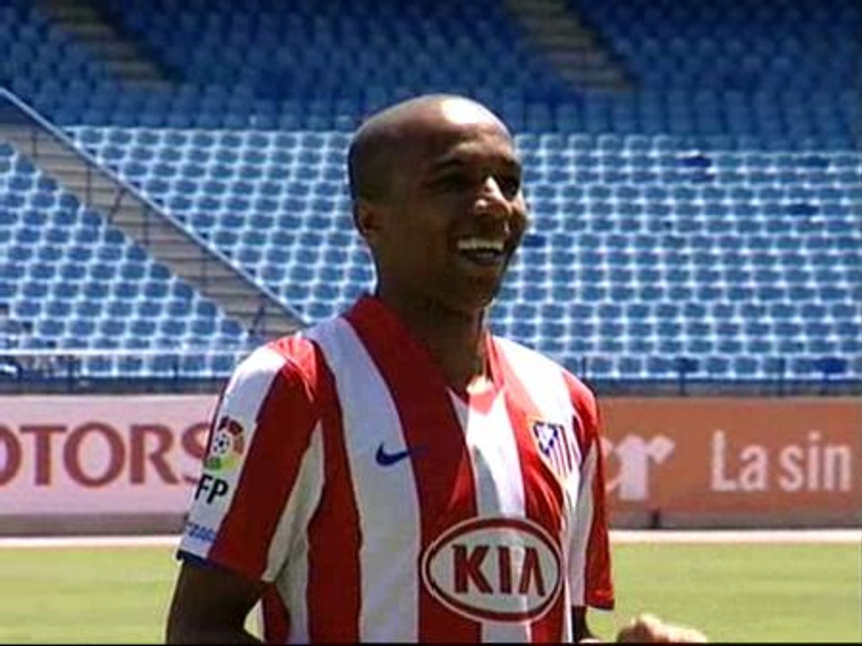 El Atlético de Madrid presenta al brasileño Paulo Assunçao