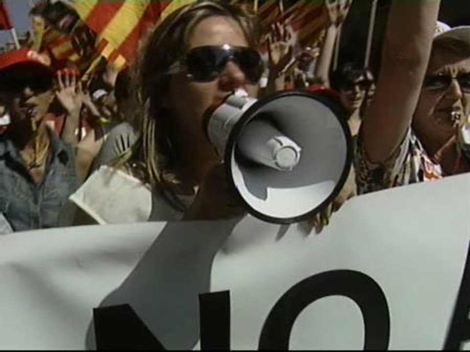 Los trabajadores de ACC Spain se manifiestan en Barcelona contra el cierre de la empresa en Cervera