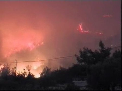 El fuego arrasa cientos de hectáreas de monte en Turquía