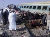Al menos 37 fallecidos al ser arrollado un autobús por un tren en Egipto