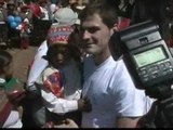Iker Casillas, con los niños de Perú