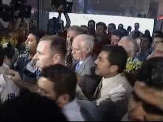 Luis Aragonés, aclamado a su llegada a Estambul