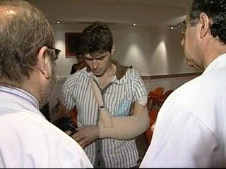 Reimplantan con éxito el brazo a la altura del hombro