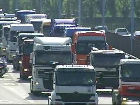 Atascos en las grandes ciudades por la huelga de transportistas