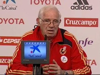 Aragonés: "El que no juega se debe cabrear, si no, ¿para qué le hemos traído?"