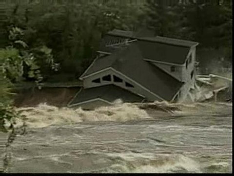 Casas enteras y carreteras, tragadas por las riadas en EEUU
