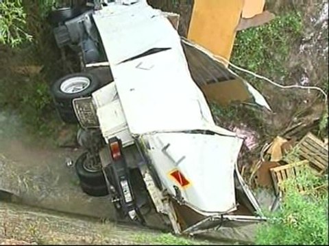 Un camión lleno de explosivos cae por un precipicio