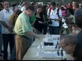Karpov se enfrenta a 4.000 personas en una partida de ajedrez simultánea