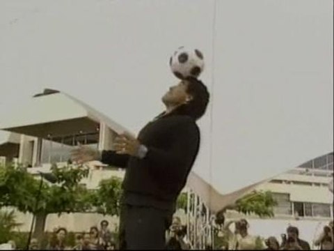 Maradona despliega su magia en el Festival de Cannes