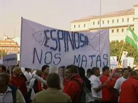 Miles de pescadores se manifiestan junto al ministerio