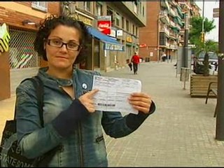 Multan a una mujer por tocarse el pelo al volante