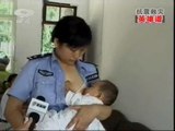 Una policía amamanta a los bebés huérfanos