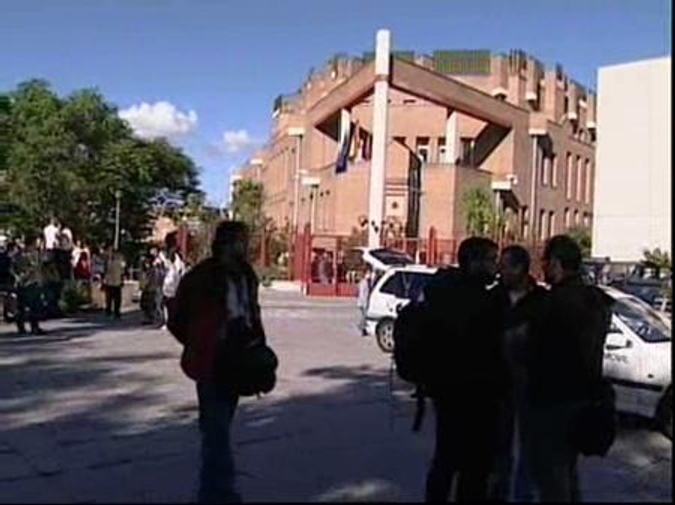 Tensión en el exterior de los juzgados de Coslada