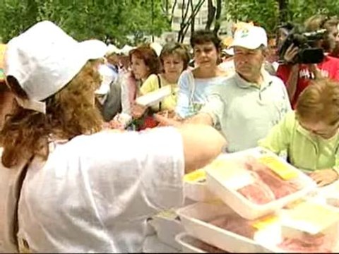 Los ganaderos reparten 2.100 bandejas con cordero en Madrid