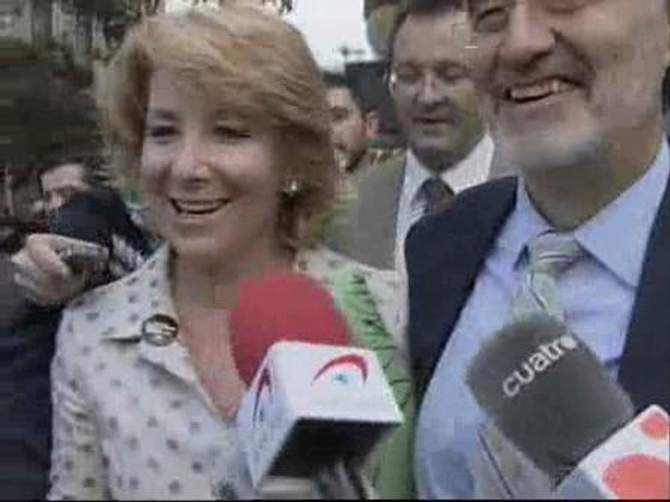 Aguirre elude las 'preguntas políticas' de los periodistas hablando de la importancia de leer mucho