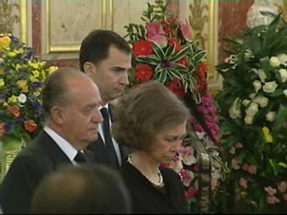 Los Reyes visitan la capilla ardiente de Calvo Sotelo