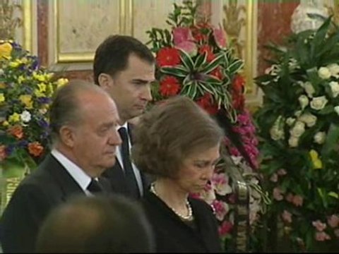 Los Reyes visitan la capilla ardiente de Calvo Sotelo