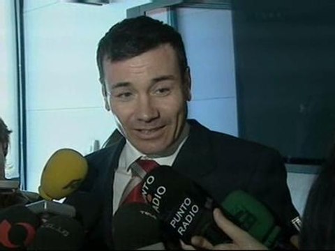 Tomás Gómez dice que Aguirre está volando en círculo sobre Rajoy y calculando sus apoyos