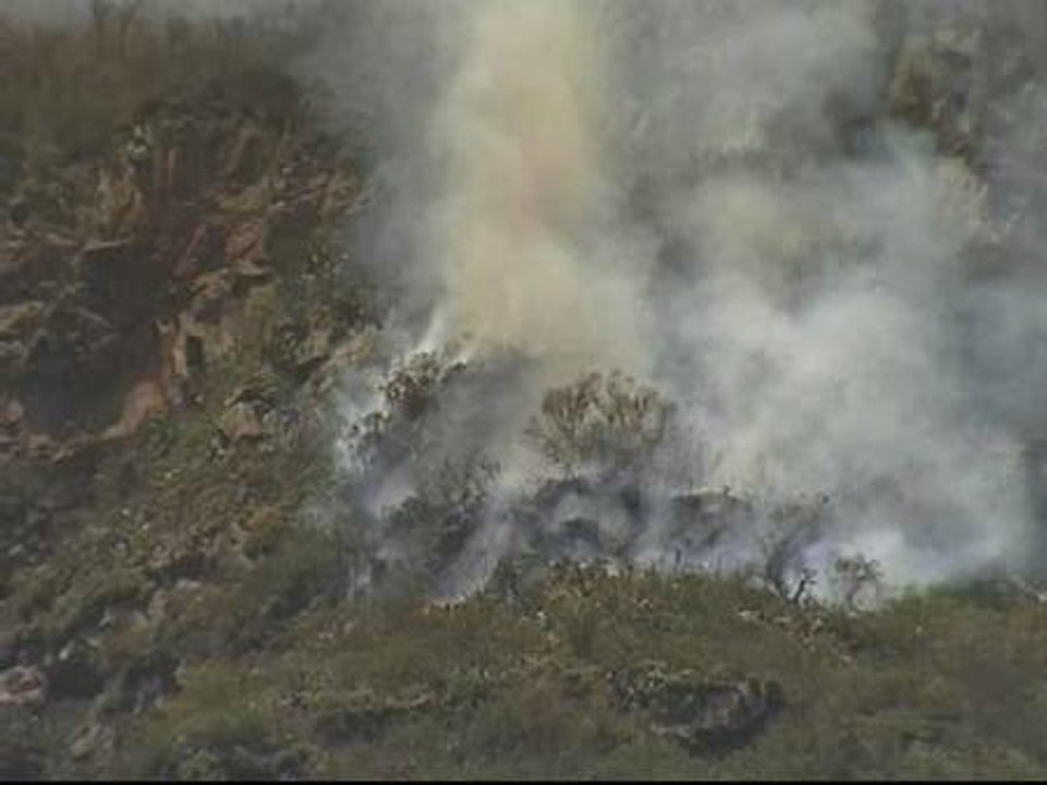 Los bomberos combaten el fuego en La Gomera