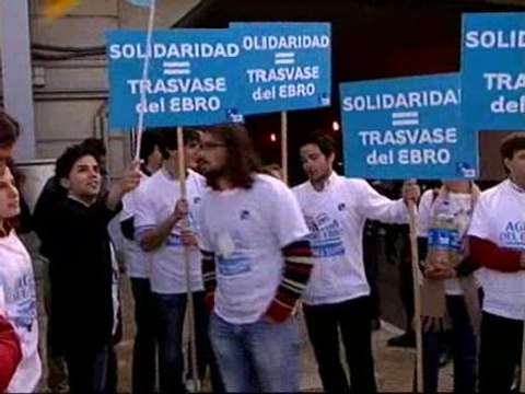 Decenas de personas piden en la Moncloa Sí al Trasvase del Ebro