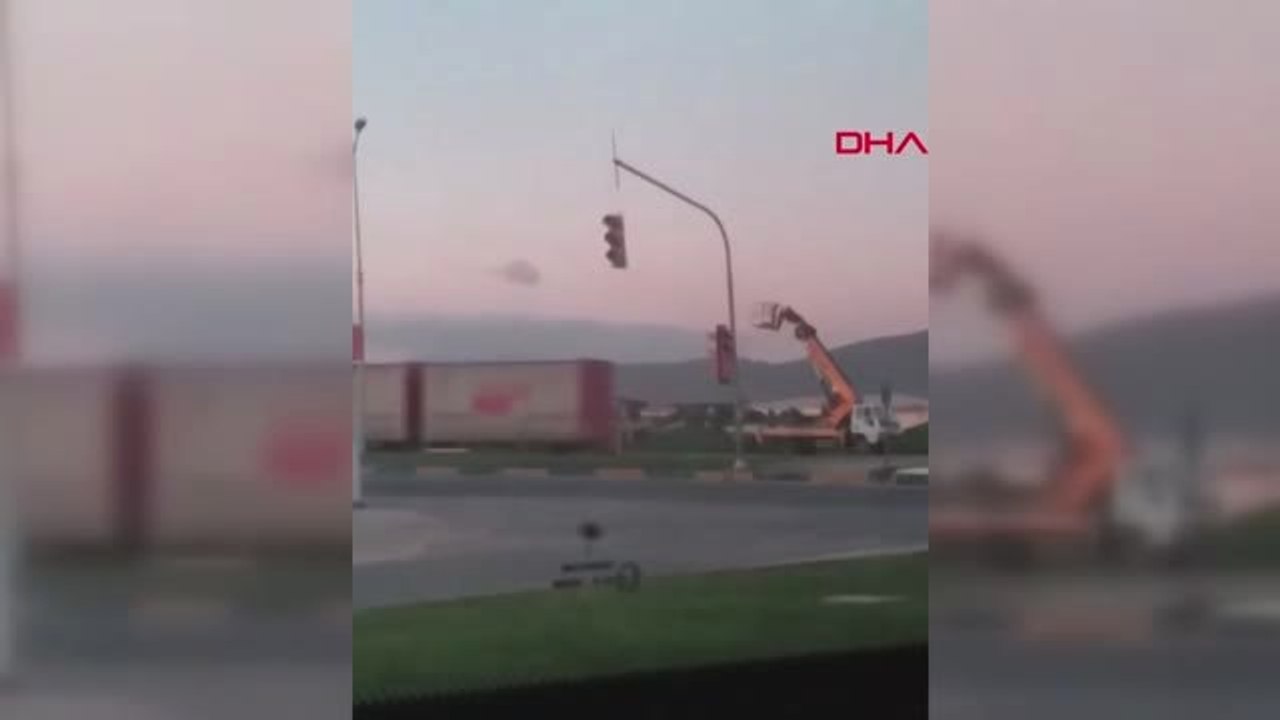 İzmir'de Şiddetli Rüzgar Hayatı Olumsuz Etkiledi