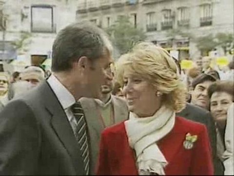 Aguirre y Camps posan sonrientes ante la expectación de numerosos periodistas
