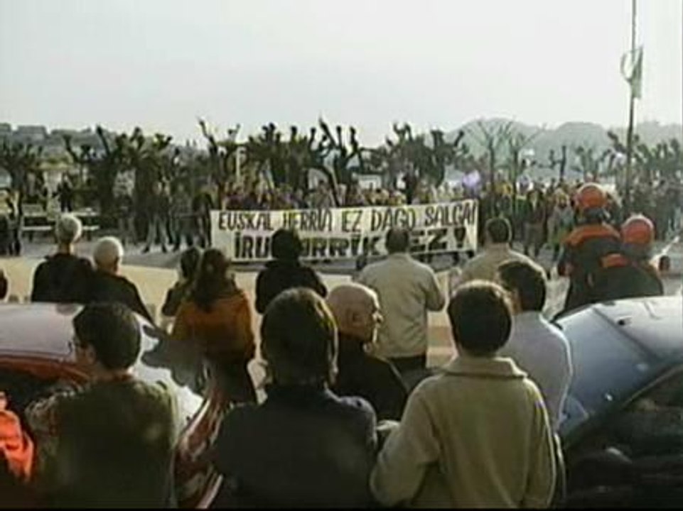 Dirigentes del PNV y simpatizantes de ANV frente a frente en la sede de San Sebastián