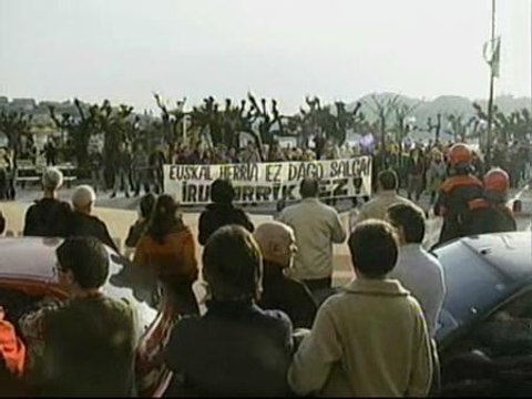 Dirigentes del PNV y simpatizantes de ANV frente a frente en la sede de San Sebastián