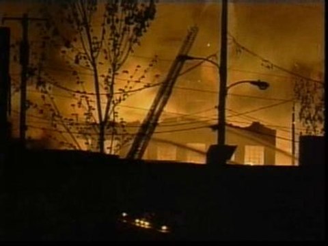 Las llamas devoran un edificio de tres plantas en Filadelfia