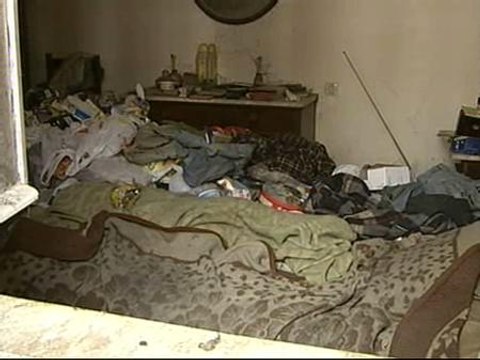 'Apestada' una vivienda de Sevilla por un vecino con la enfermedad de Diógenes