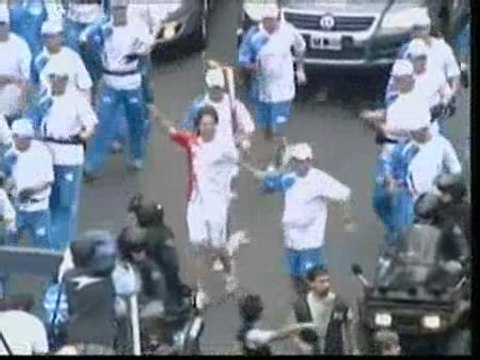 Manifestantes anti china lanzan globos de agua al paso de la antorcha olímpica por Buenos Aires
