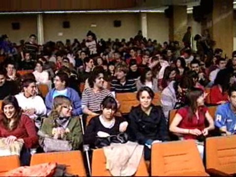 Silbidos y abucheos al suspenderse una charla a la que iba a acudir Luis Aragonés