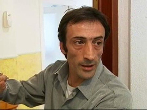 Un grupo de vecinos de Mari Luz intenta agredir al hermano de su presunto asesino