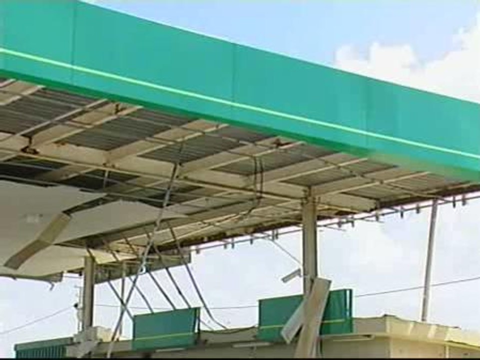 Destrozos al paso de un tornado por