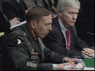 Petraeus defiende la actual situación en Irak, pero señala que es "frágil"