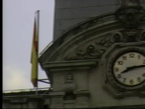 La bandera española ondea en el Ayuntamiento de Bilbao