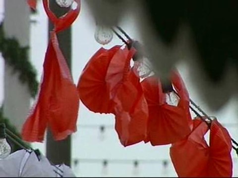 La Feria de Abril cambia los volantes por los paraguas