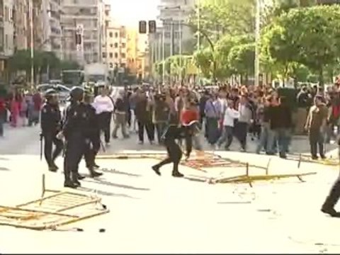 Vecinos de Huelva reciben con piedras y gritos de ¡asesino! a Santiago del Valle