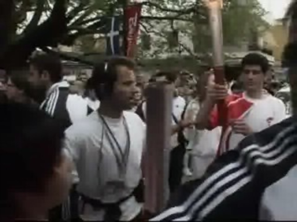 Decenas de tibetanos protestan en el recorrido de la llama olímpica