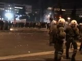300 manifestantes se enfrentan a la policía en Atenas por la reforma de las pensiones