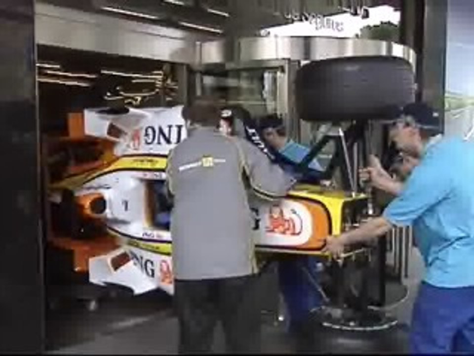 El R-28 de Fernando Alonso llega a la sede de Mutua Madrileña