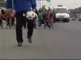 Un futbolista amateur ucraniano recorre 42 kilómetros y 195 metros sin que se le caiga el balón