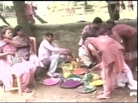 India celebra el festival de colores para dar la bienvenida a la primavera